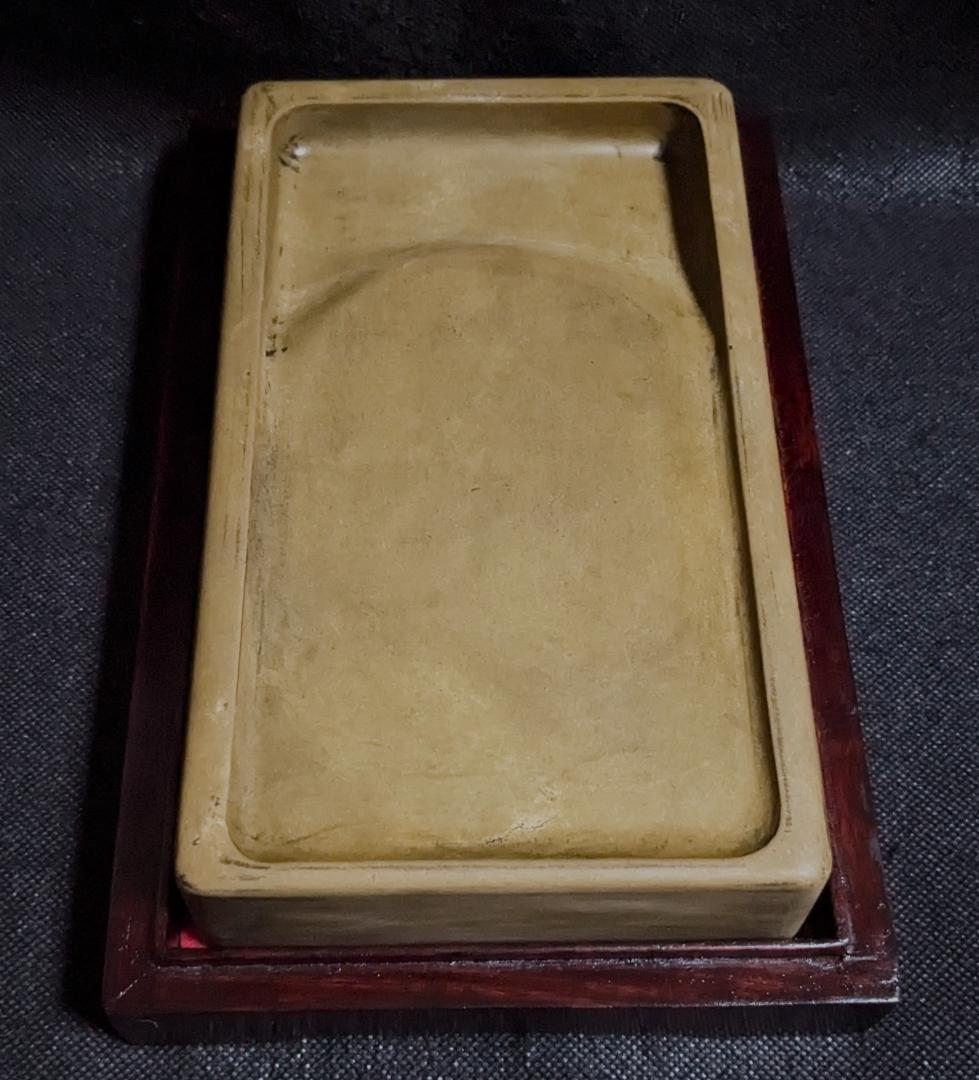 【次吉。】　　　　◆澄泥硯（鱔魚黄／約八吋長方／蘇州霊巖山／唐木箱）