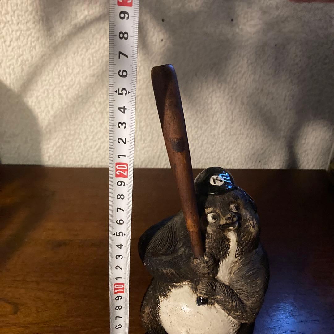 名門　狸庵の珍しいバットを持ったキュートなお目目のタヌキ君の置物です。