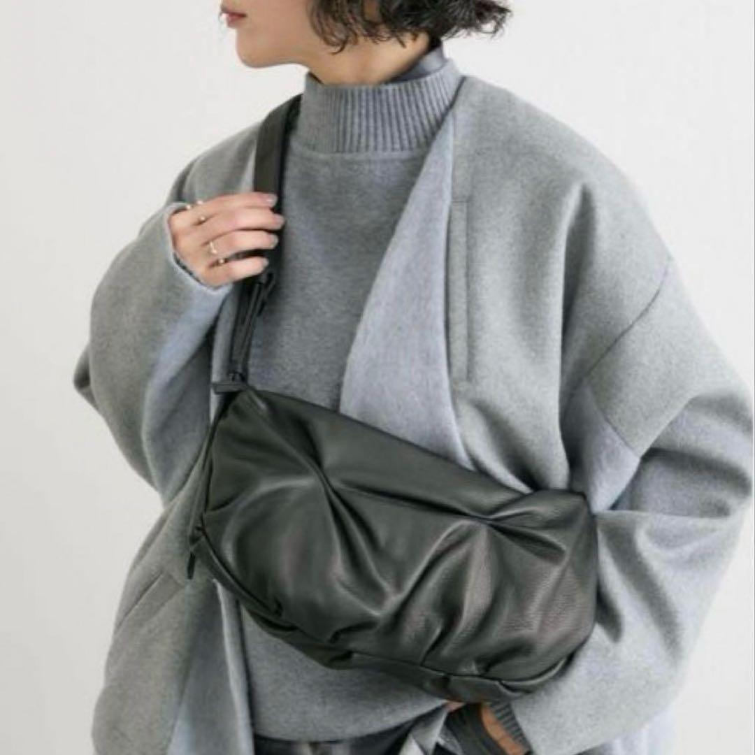 ま*め様 定価4.7万/イアパピヨネ/本革ドレープレザーショルダーバッグ/激レア