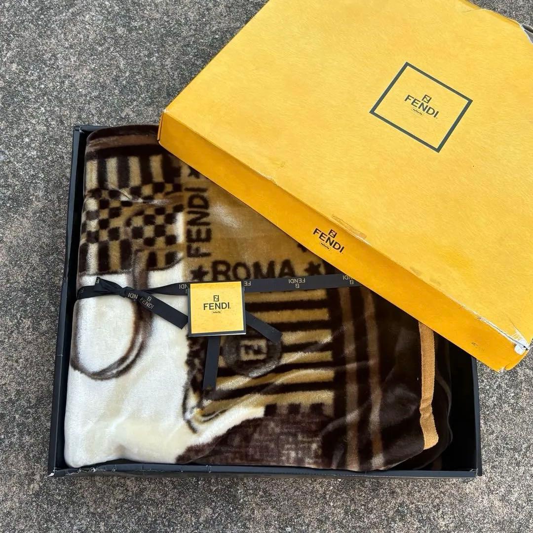ひまわり　新品未使用 FENDI　フェンディニューマイヤーハーフ毛布