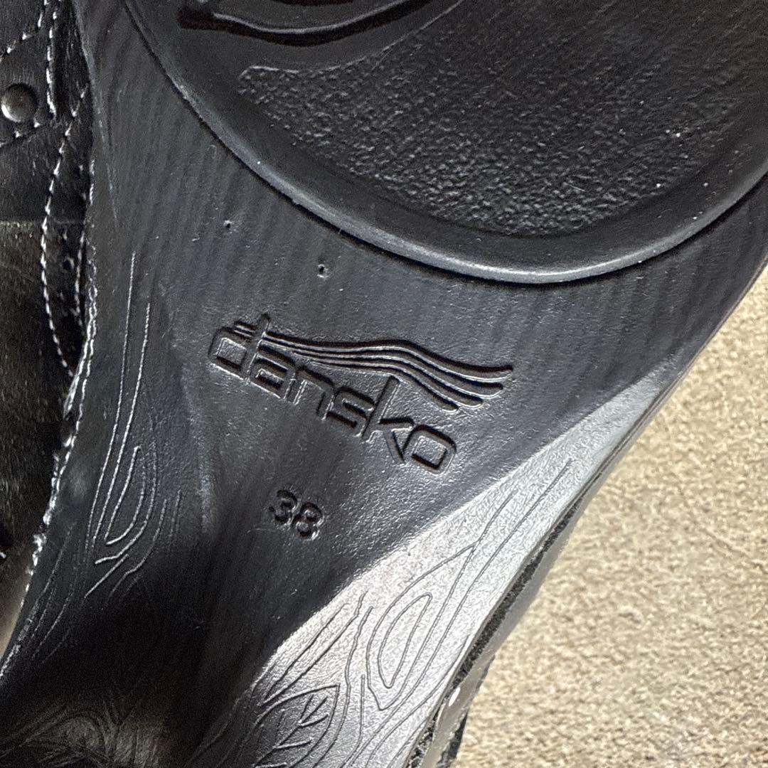 ダンスコ　黒 ストラップ付き シューズ