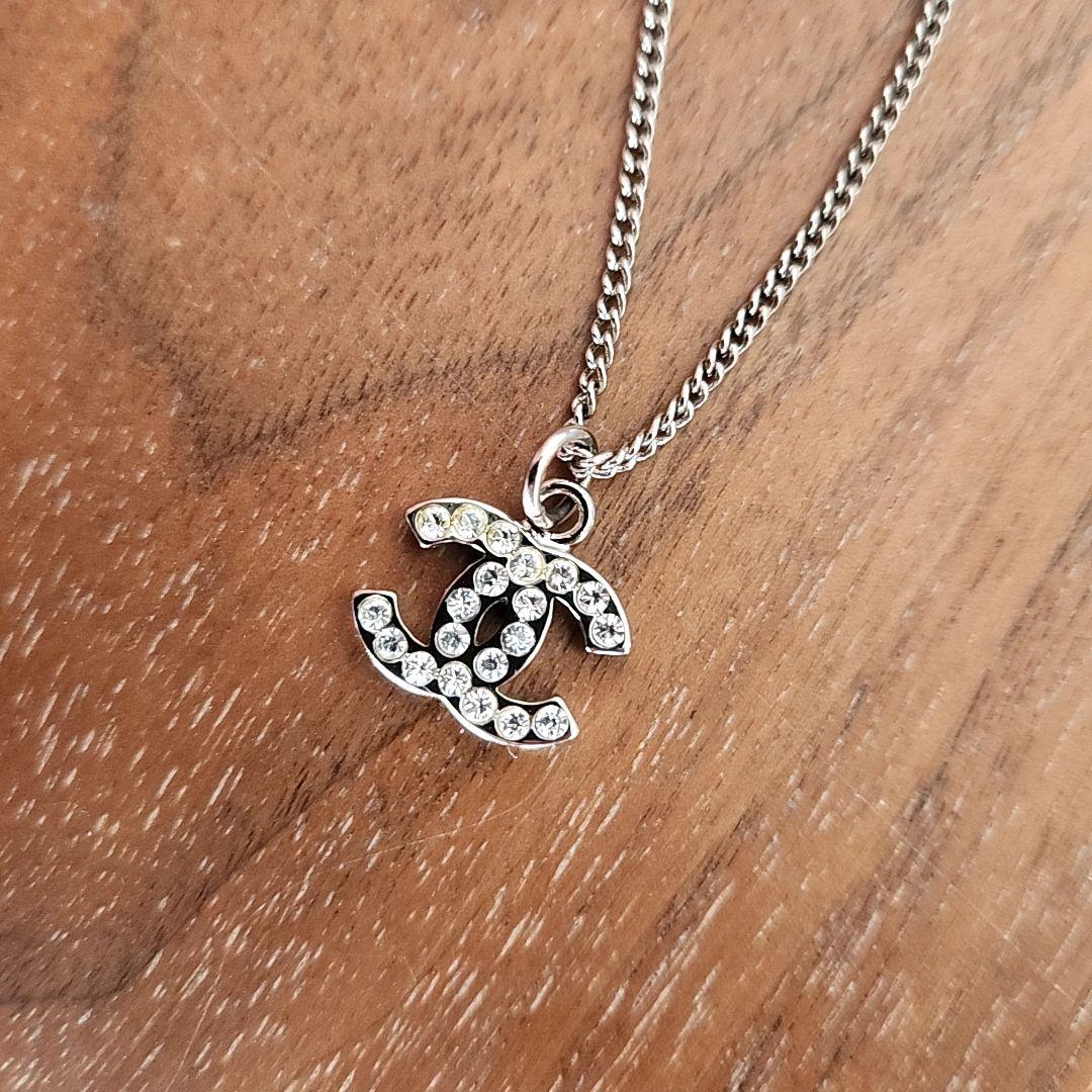 CHANEL クリスタルロゴネックレス