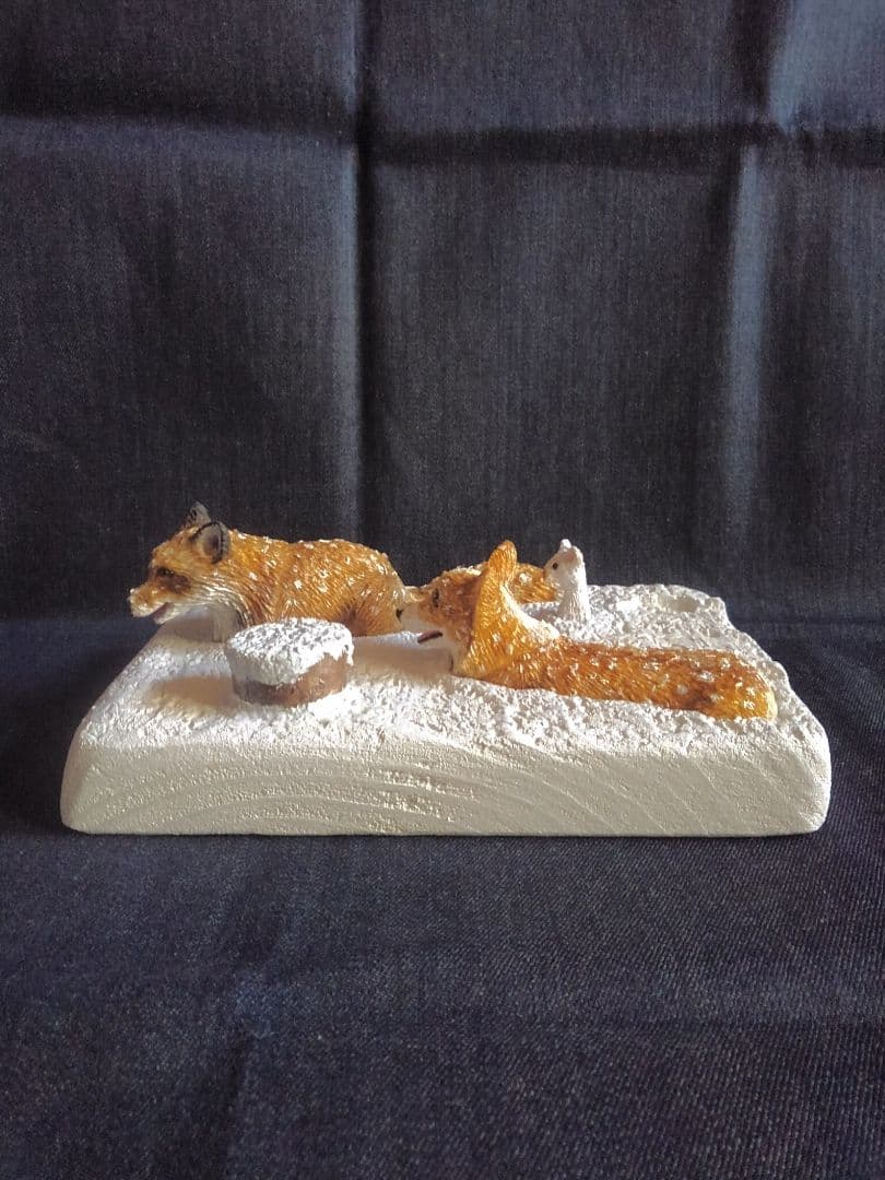 木彫りのコーギー 雪上のコーギーと狐