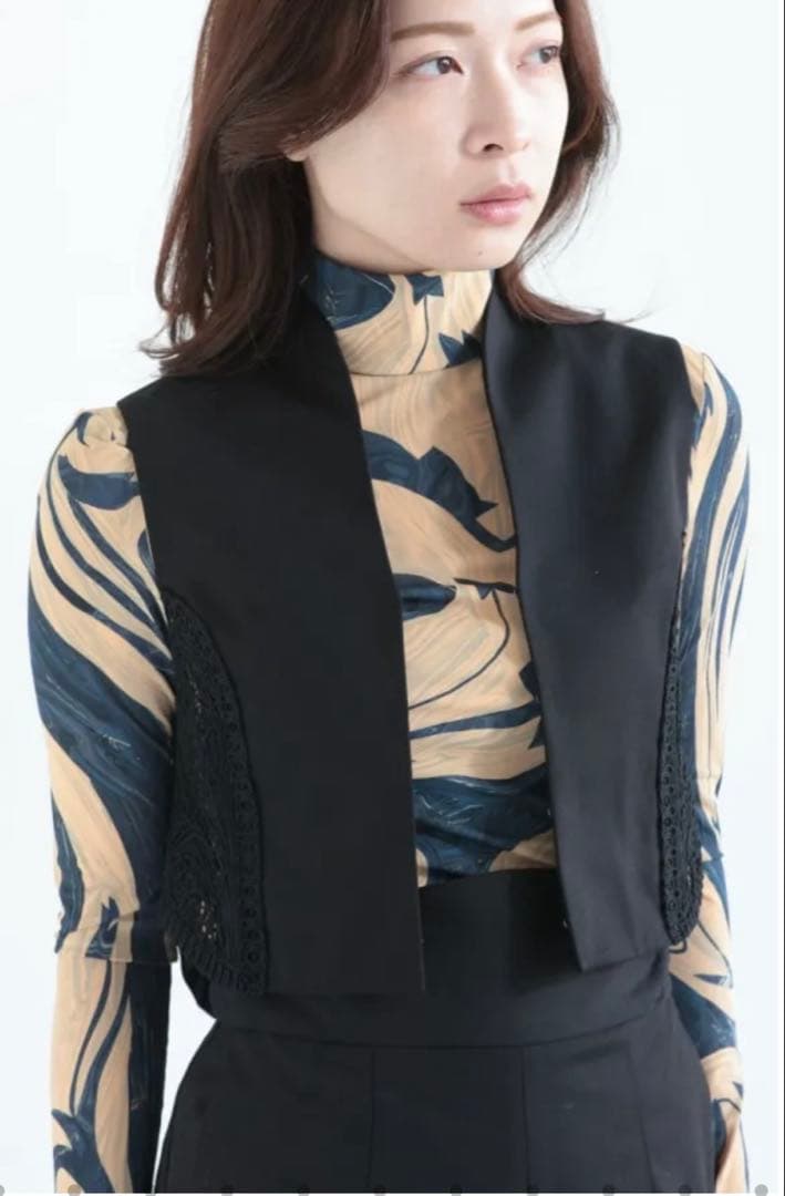 マメクロゴウチ　Cording Emb Detail Cotton Vest