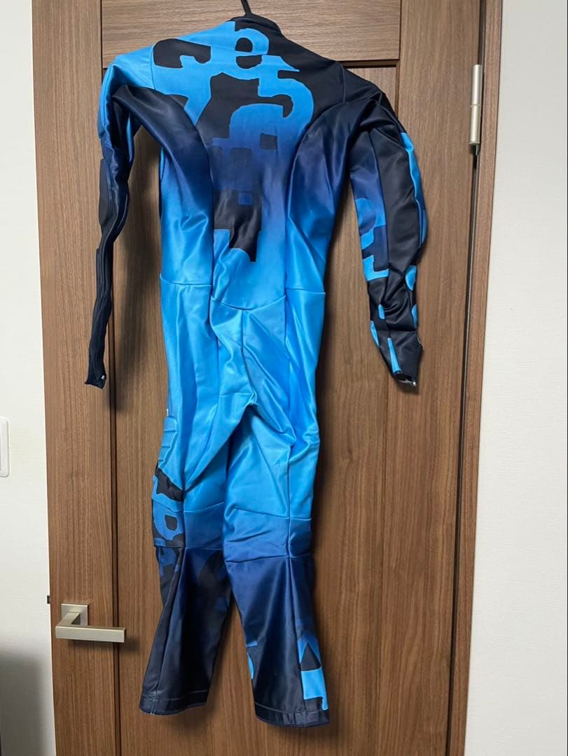 スキーレーシングスーツとウェア短パン