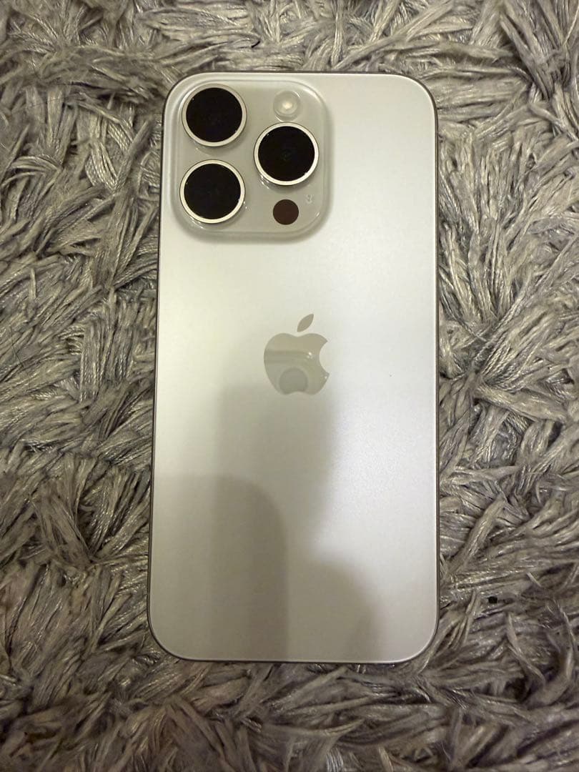 美品 Apple iPhone 15 Pro ホワイト256GB SIMフリー