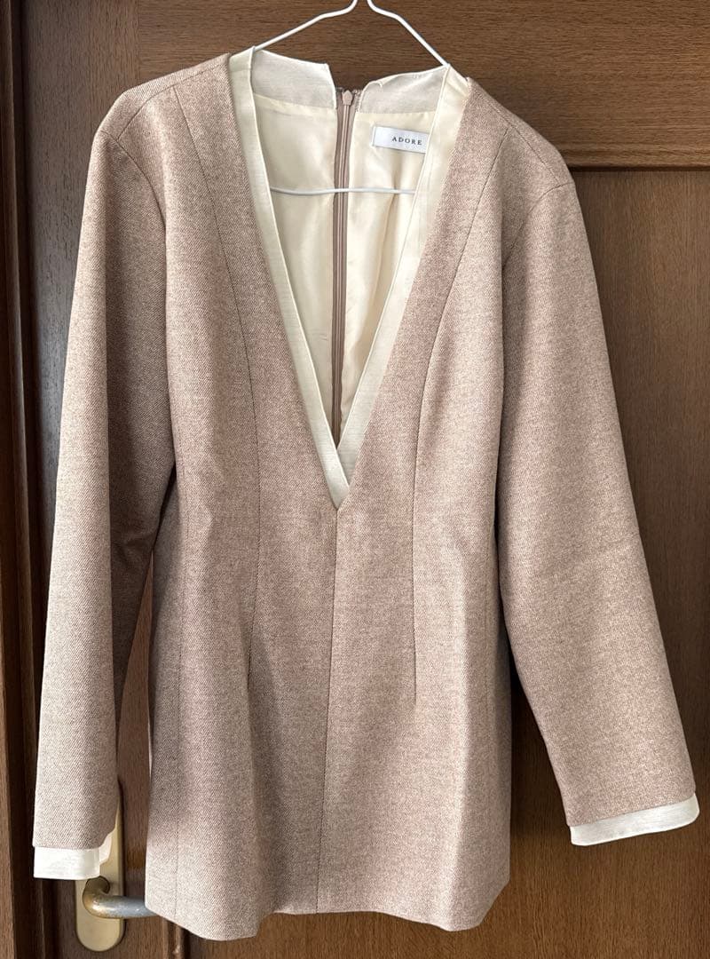 アドーア　長袖トップス／38サイズ／新品未使用