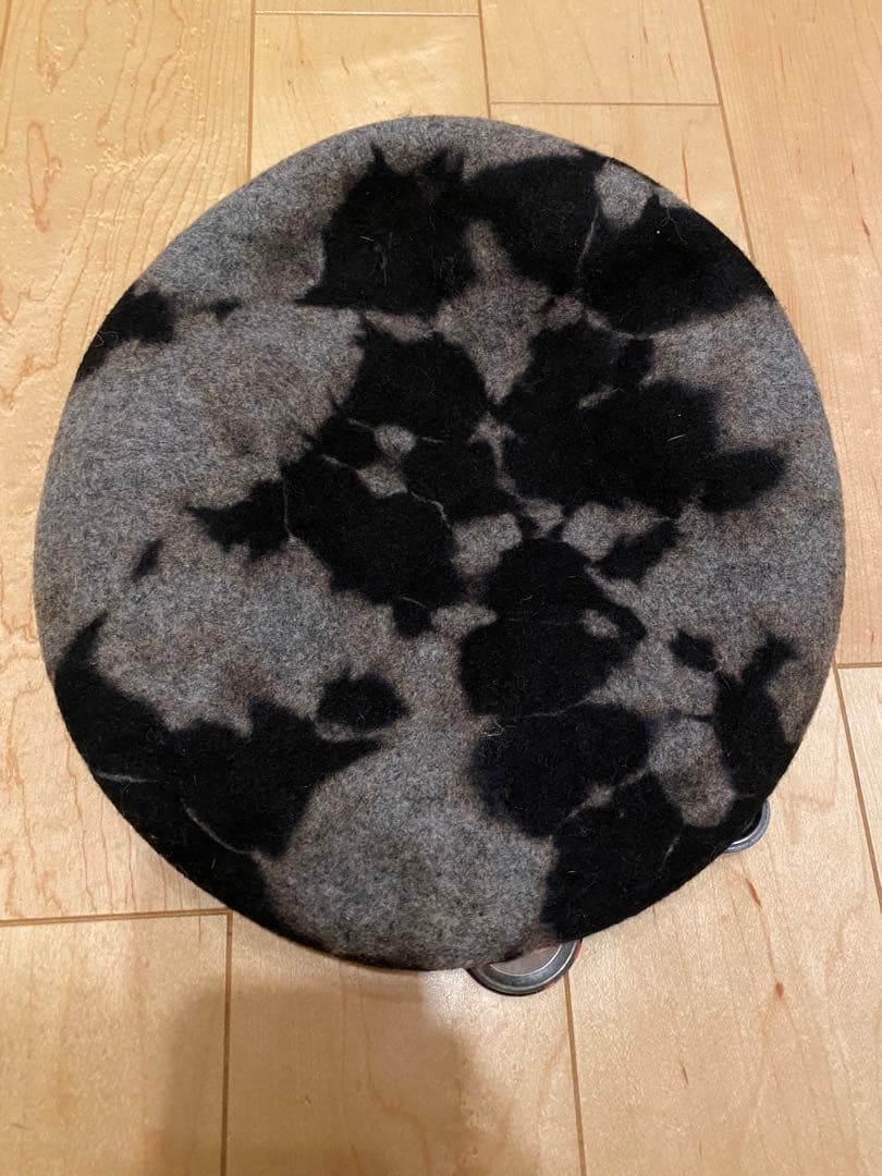 ジョンブル　ウール グレーと黒のニュアンス柄ベレー帽 パッチ付き