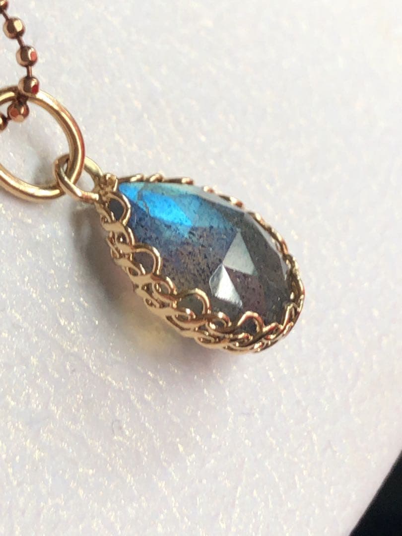 美品❤️アガット K10 ラブラドライト チャーム　◇幻想的な青い石です◇