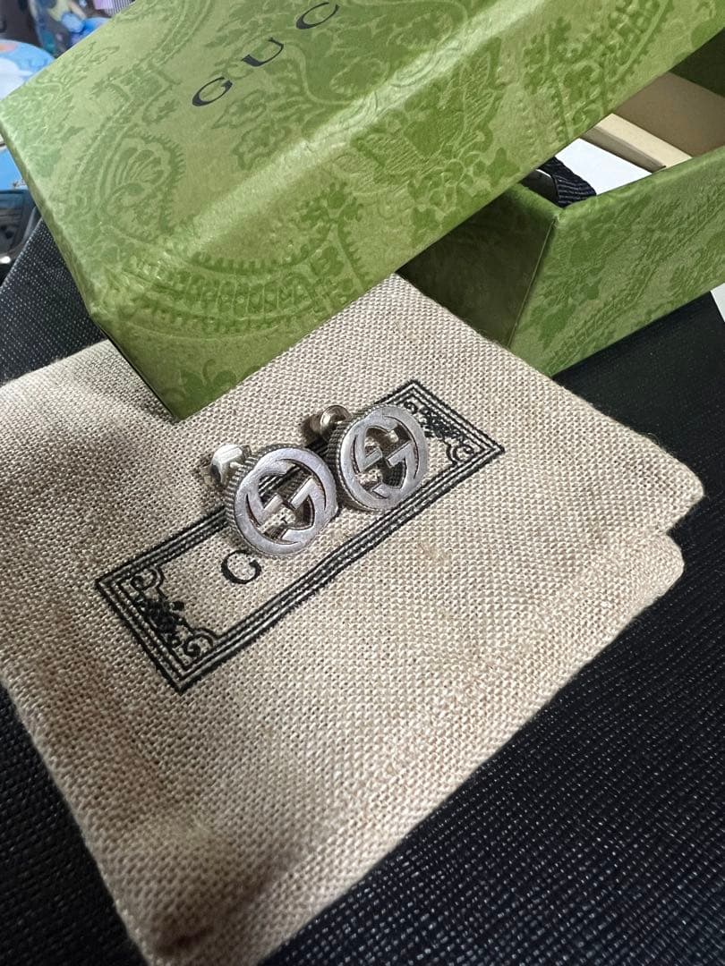 Gucci シルバー ロゴピアス