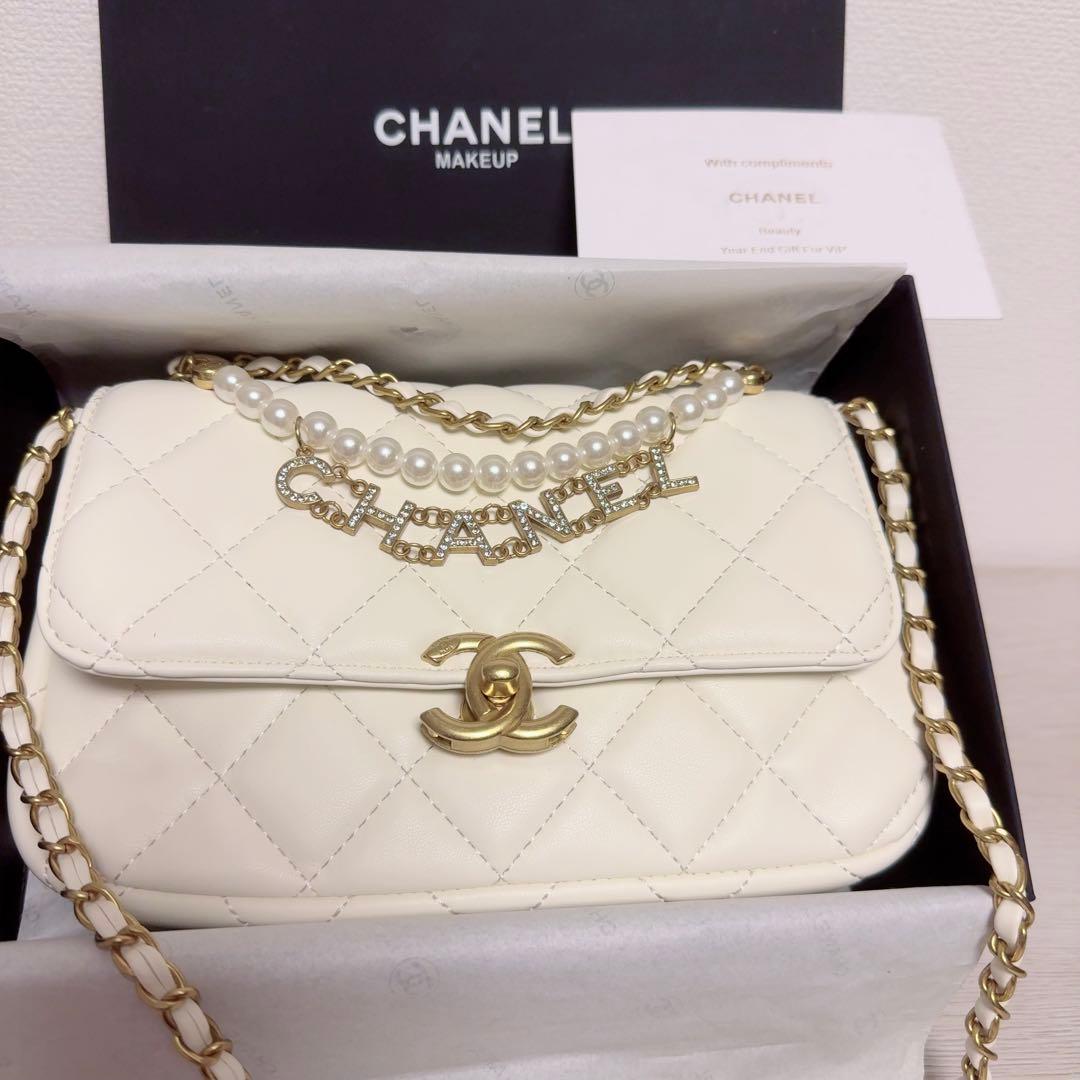 CHANEL キルティングショルダーバッグパールチェーン ロゴノベルティ