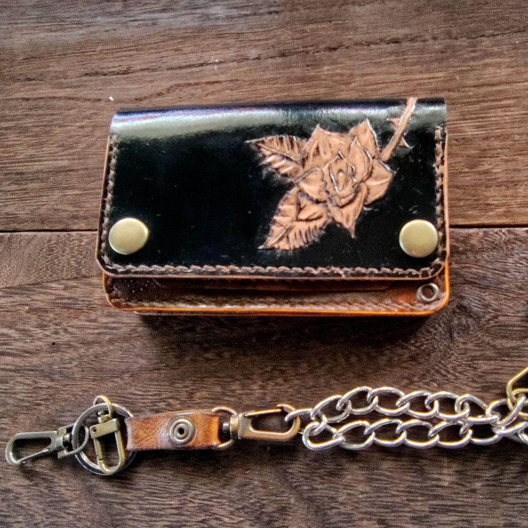 ミドルサイズ トラッカーウォレット 黒×茶 バラのカービング 81