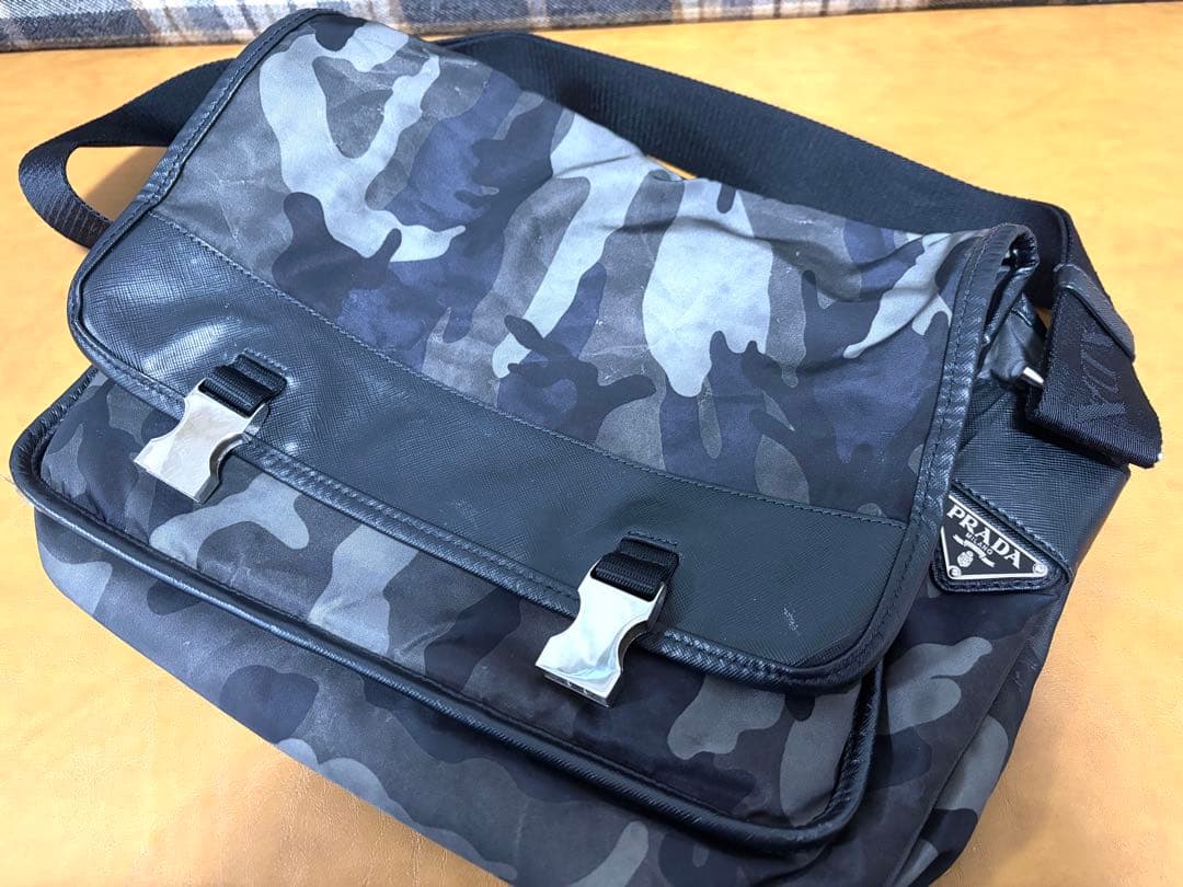 PRADA （プラダ）カモフラナイロンロゴプレートシ ヨルダーバッグ グリーン