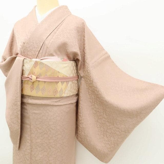 美品 正絹 着物“明るい丁子茶色に唐花の控えめな主張”色無地 U-49