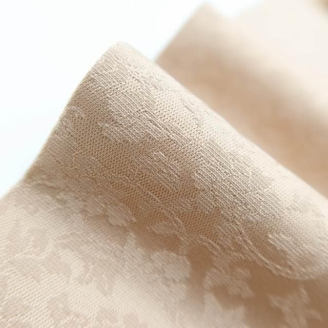 美品 正絹 着物“明るい丁子茶色に唐花の控えめな主張”色無地 U-49