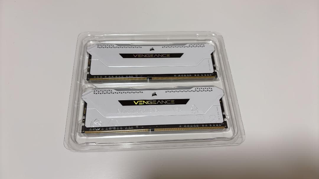 Corsair DDR4 RGB付メモリ16GB (2x8GB)