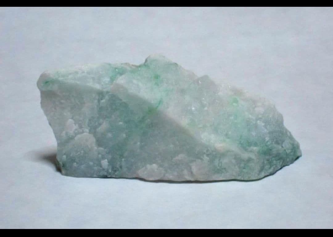 糸魚川翡翠　アップルグリーン　金山　原石　79グラム　送料無料