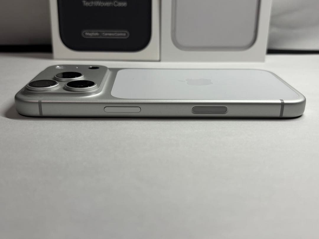 【美品】iPhone 17 Pro シルバー 256GB（純正ケース付き）