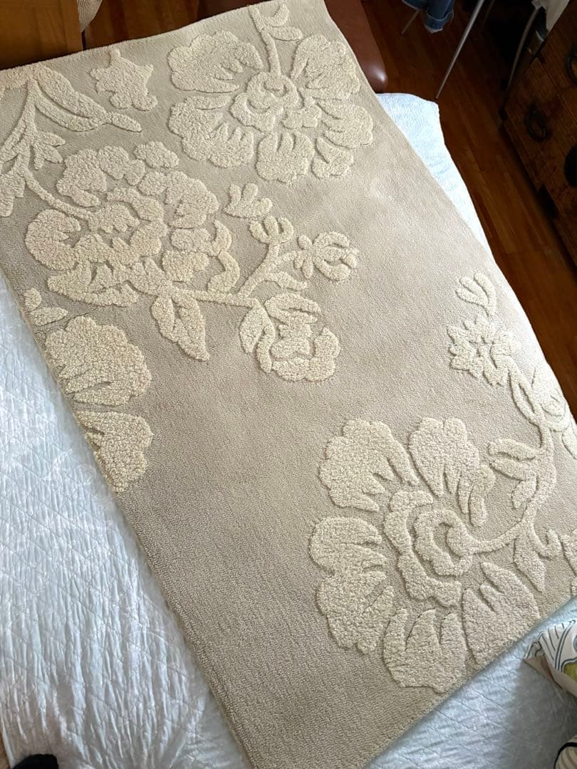 ローラアシュレイ　花柄　ベージュラグ　　120×180センチ