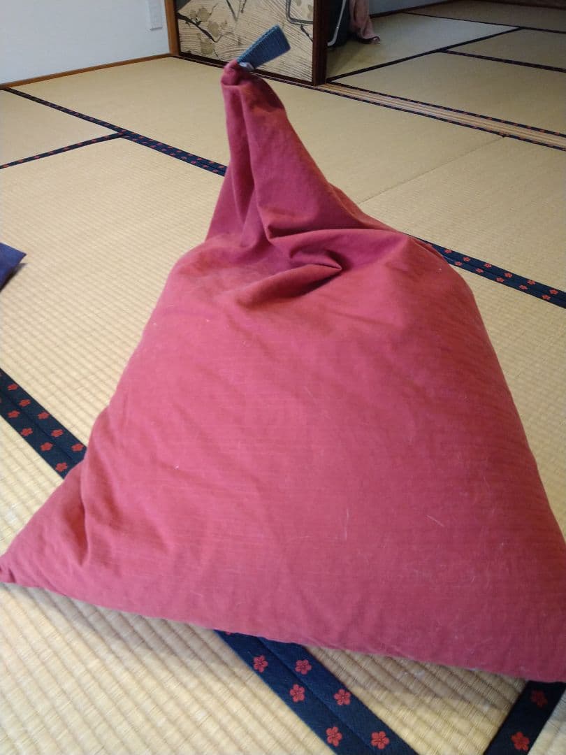 赤い三角形クッション 持ち手付き