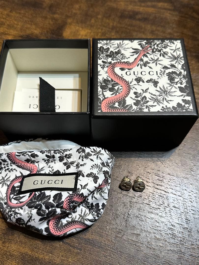 グッチ　シルバーピアス　インターロッキング