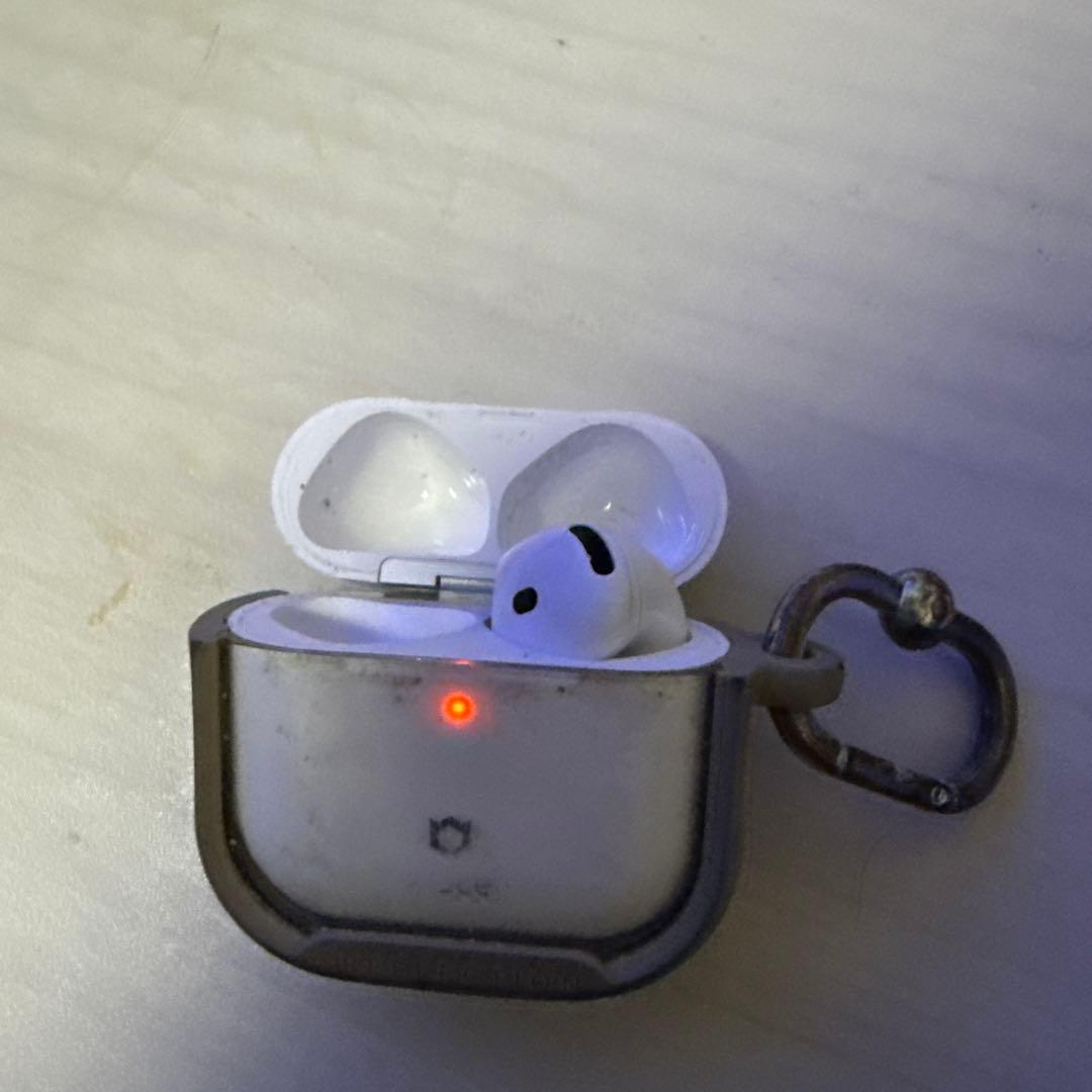 AirPods4本体 ホワイト 充電ケース付き片耳とケース