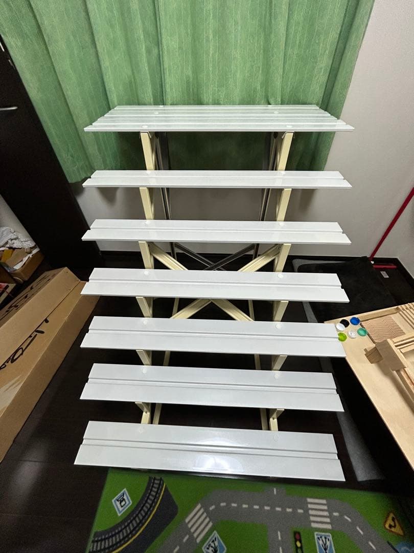 ひな壇 ホワイト 赤い刺繍布付き