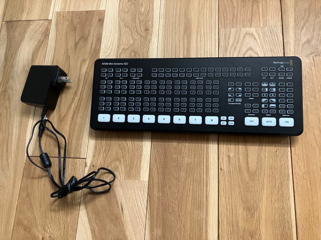 ATEM Mini Extreme ISO キーボード 本体と電源アダプター