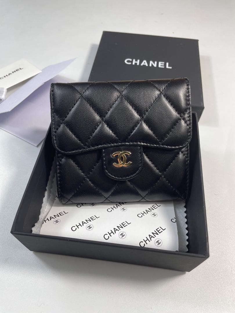 早い者勝ち！ブラック キルティング三つ折り財布