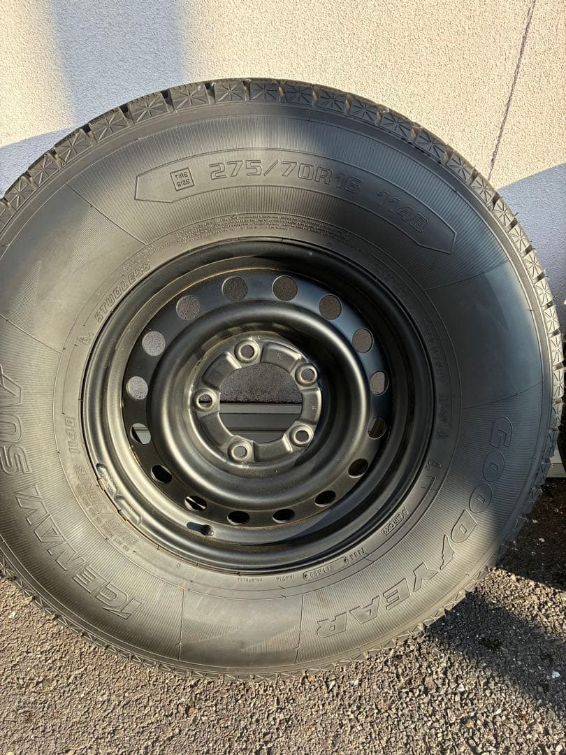 ランクル 100 スタッドレス　275.70.16 送料は着払いでお願いします。