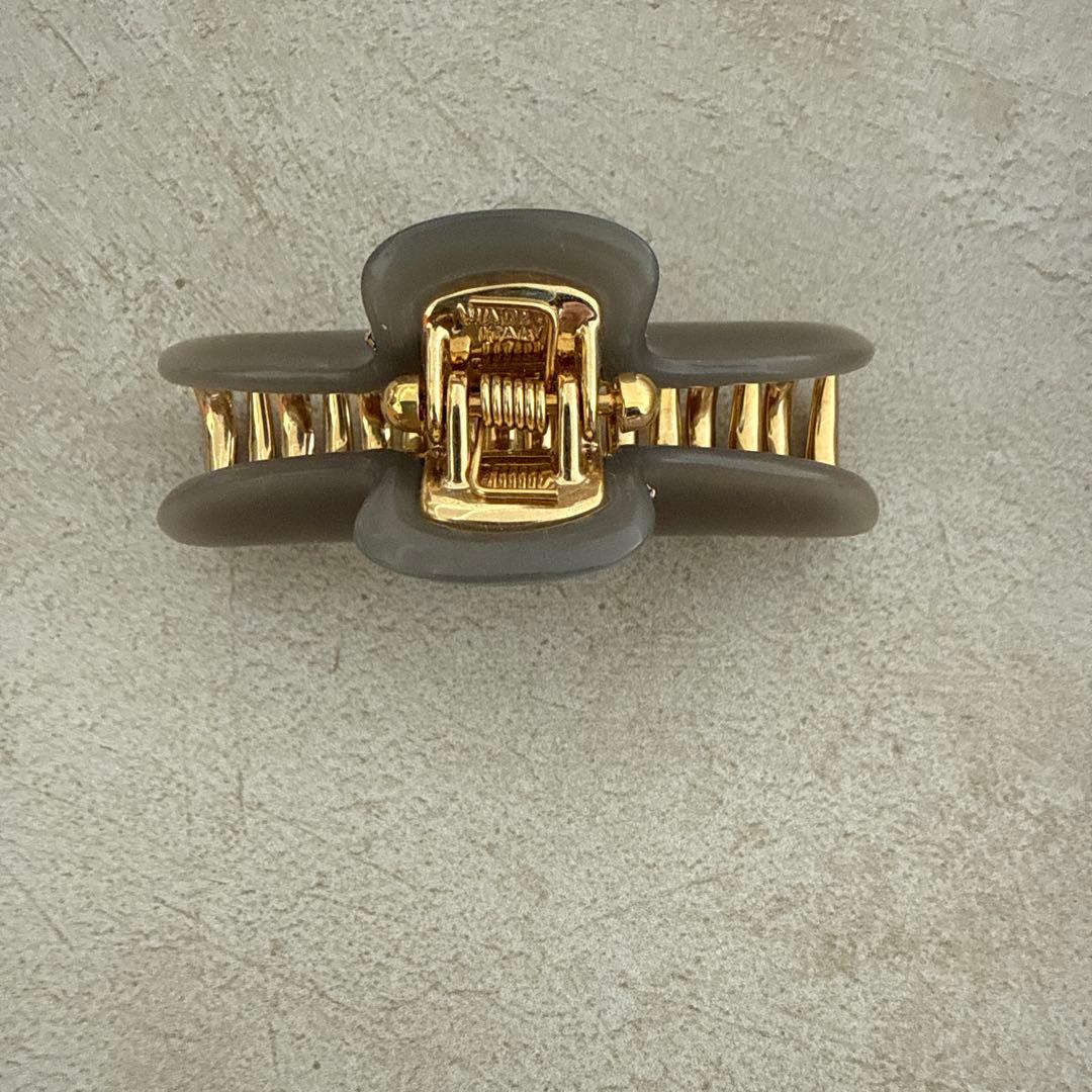 グレーのストーン付きヘアクリップ