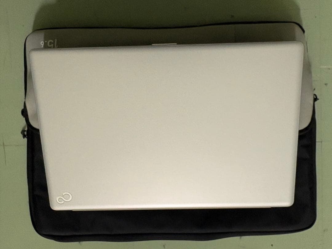 富士通製ノートパソコン「FMVA51HSN」シルバー